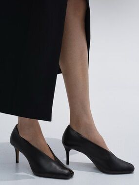 H&M STUDIO
NWT BLACK CUTOUT LEATHER PUMPS